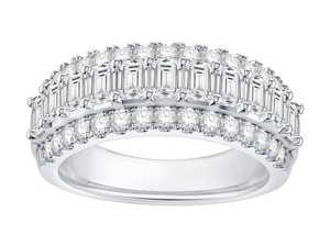 Anillo de eternidad con tres filas de diamantes talla baguette de 2.00 quilates cultivados en laboratorio en oro de 18 quilates y platino - Product Image 3