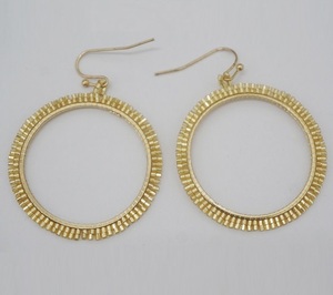 Pendientes de Aro de Acero Chapado en Oro Mate para Mujer, Diseño Geométrico de Alta Definición, Tendencia 2026, Elegantes y Modernos - Product Image 1