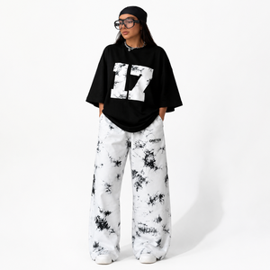 Ensemble streetwear pour femmes ONETEN, haut noir surdimensionné, pantalon large à imprimé tie-dye blanc - Product Image 1