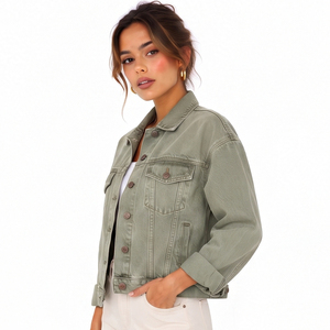 Vente en gros : Blousons en jean pour femmes avec poches poitrine, col rabattu, style trucker, à manches longues et fermeture boutonnée - Product Image 3