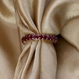 แหวนทองคำ 14k สีเหลืองประดับทับทิมรูปไข่ทรงโอวัลแบบเต็มวงจาก Memoria Jewels ขายส่ง - Product Image 5
