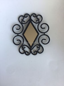 Vente en gros de miroir mural noir en métal pour table de maquillage miroir sur pied design luxueux pour filles et fournitures d'hôtel - Product Image 3