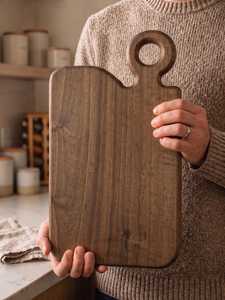 Tabla de cortar de nogal hecha a mano, tabla de charcutería de madera maciza, tabla de servir rústica, acabado apto para alimentos - Product Image 5