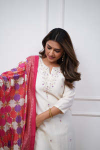 Ensemble Kurti en soie Chanderi blanche de luxe pour femmes, brodé, avec pantalon en viscose Chandetri et dupatta imprimé - Product Image 4