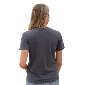 Camiseta de Manga Corta con Cuello en V Personalizable para Mujer, de Lona Ecológica, Certificada GOTS, Premium, Suave, Transpirable y de Secado Rápido - Product Image 4