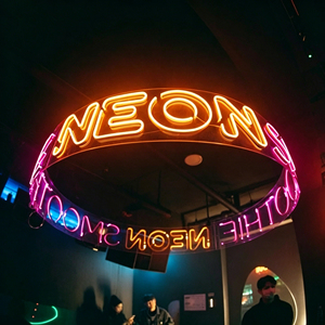 ป้ายไฟนีออน LED แบบกำหนดเองสำหรับธุรกิจ ร้านกาแฟ และร้านเสริมสวย ไฟตกแต่ง IP65 - Product Image 1