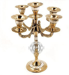 Candélabre artisanal en métal plaqué or à plusieurs bras pour la décoration de la maison, idéal pour le Nouvel An, les mariages et comme centre de table porte-bougie - Product Image 1
