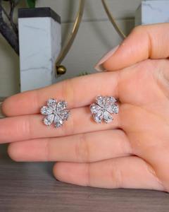 Pendientes de Oro Blanco Sólido de 14K con Diamantes Cultivados en Laboratorio en Forma de Pera, Diseño Floral, Regalo de Aniversario de Bodas para Mujer - Product Image 3