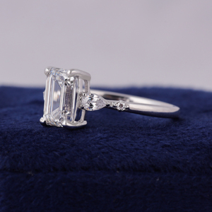 Bague de fiançailles en or 14 carats avec diamant de laboratoire taille émeraude de 2 carats, sertie en grappe avec pierres latérales en forme de poire - Product Image 4