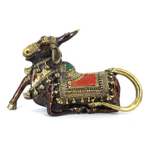 Déesse tribale en laiton pur Nandi/Art de vache multicolore bougeoir de 6 pouces pour la décoration de dessus de table à la maison d'Inde - Product Image 4