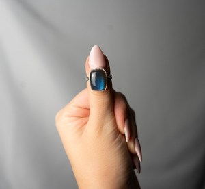 Anillo Rectangular de Labradorita con Filigrana Gótica y Destello Azul, Anillo de Plata Hecho a Mano, Regalo para Ella - Product Image 5