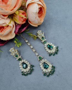 Parure de bijoux ethniques plaqués or antique avec collier, boucles d'oreilles et mangtika en pierre de cristal taille poire, pour occasions festives, vente en gros - Product Image 6