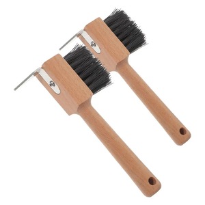 Brosse à sabots pour chevaux avec manche en bois – Outil fiable pour le nettoyage des sabots, prise en main confortable, outil de toilettage pour la ferme, pics de toilettage - Product Image 1