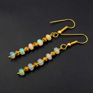 ต่างหูโอปอลเอธิโอเปียธรรมชาติ หลายสี โอปอลไฟ 14K ทองคำแท้ ทรงคาโบชอง ประดับด้วยลูกปัด - Product Image 1