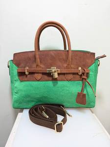 Sac à main vintage RABADA en fourrure de vache verte, fermeture éclair, sac fourre-tout en cuir marron du Rajasthan, grande capacité - Product Image 1