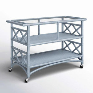 Mesa auxiliar hecha de ratán verde natural con tapa de cristal, ideal para pasillos o habitaciones de hotel. - Product Image 4