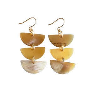 Pendientes de Cuerno de Búfalo Natural de la India - Product Image 1