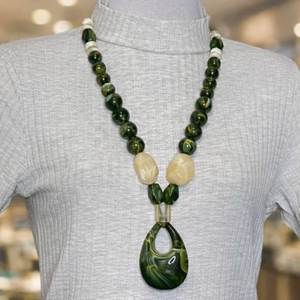 Collar de Resina Hecho a Mano de Lujo, Colgante Verde y Blanco con Símbolo de Paz, Cadena con Cuentas Bonitas, Joyería Elegante de Moda para Uso Diario, Colección de Regalos - Product Image 2