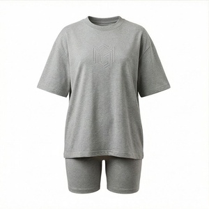Ensemble tricoté 2 pièces pour femme, t-shirt gris à manches courtes avec logo en relief et short au-dessus du genou, coupe décontractée, toutes saisons - Product Image 1