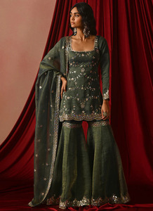 Ensemble de robe Sharara en soie brodée verte Zari pour femmes, tenue de cérémonie de mariage pakistanaise - Product Image 1