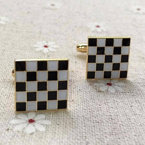 Mancuernillas Cuadradas Personalizadas con Diseño de Tablero de Ajedrez en Tono Dorado y Patrón a Cuadros Blancos y Negros para Camisa Formal de Hombre, Regalo de Boda - Product Image 4