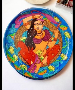Assiette décorative ronde en porcelaine émaillée peinte à la main, motif floral de lotus et déesses traditionnelles, idéale pour la cuisine – Meilleure vente - Product Image 1