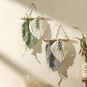 Muñeca de Macramé Familiar Personalizada Única, Colgante Vertical con Cuatro Figuras Adorables, Decoración del Hogar en Verde, Disponible al por Mayor - Product Image 3