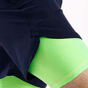 Pantalones Cortos Deportivos Negros de Secado Rápido para Hombre, Cintura Media, Cierre Elástico, Material Spandex, Bolsillos, Ribete Verde, Estilo Casual Urbano - Product Image 4