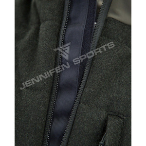 เสื้อกั๊กยุทธวิธีแบบปรับได้ ผลิตจากผ้าขนสัตว์แท้ 100% พร้อมแผ่นรองรับน้ำหนัก  มีหลายกระเป๋า เหมาะสำหรับกิจกรรมกลางแจ้ง การฝึกยุทธวิธี และการล่าสัตว์ ใช้ได้ทั้งผู้ชายและผู้หญิง - Product Image 5