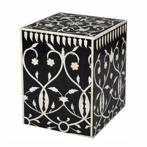 Taburete otomano redondo tapizado en terciopelo con incrustaciones de hueso hechas a mano, patas de metal dorado y mesa auxiliar con patrón floral de enredaderas en oferta. - Product Image 3