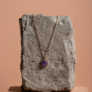 Pendentif améthyste délicat fait main en argent sterling 925 plaqué or 14 carats, bijou minimaliste, cadeau pour femme - Product Image 1