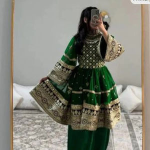 Impresionante vestido largo afgano con elaborados bordados en las mangas, falda amplia circular acampanada y espejos tradicionales. - Product Image 1