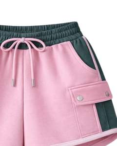 Conjunto de dos piezas casual para mujer, personalizado, con sudadera corta con cremallera y bloques de color rosa y verde oscuro, y pantalones cortos con bolsillos tipo cargo, al por mayor. - Product Image 3