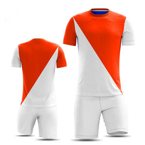 Nouveau style de maillot de football d'entraînement, vente en gros, logo personnalisé, impression par sublimation, 100% polyester, manches courtes, fabriqué au Pakistan - Product Image 4