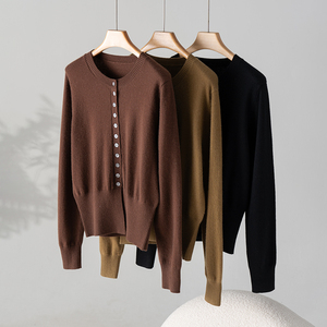 Pull en tricot pour femme, col rond, manches longues, couleur unie, boutons sur le devant, décontracté, pour l'automne, 100% coton - Product Image 5