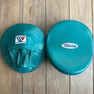 Guantes de Boxeo Curvos Profesionales Negros, Almohadillas de Entrenamiento de Cuero Ligeras con Correa de Muñeca Ajustable - Product Image 2