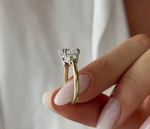 Bague de fiançailles de luxe en diamant taille brillant, avec coussin carré premium et pierres latérales étincelantes, bijoux fins pour mariée - Product Image 4