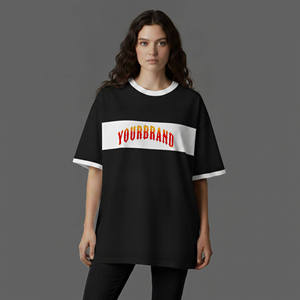 Camiseta negra oversize de algodón jersey para mujer al por mayor con rayas blancas y logo rojo estampado, cuello redondo, manga corta, ajuste holgado - Product Image 1