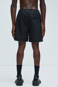 Shorts de performance noirs pour hommes avec cordon de serrage à la taille, tissu léger, coupe athlétique confortable pour la salle de sport - Product Image 4