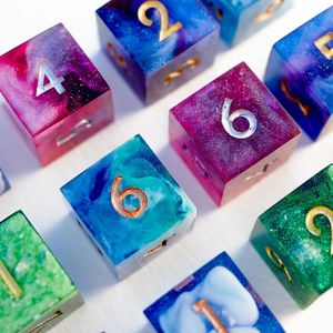Dés à Jouer en Résine Aurora pour D&D, 1 pièce, 18mm, D6 à Bords Tranchants, Polyédrique en Résine Rose avec Chiffres Dorés, pour Jeux de Table RPG Dungeons and Dragons - Product Image 1