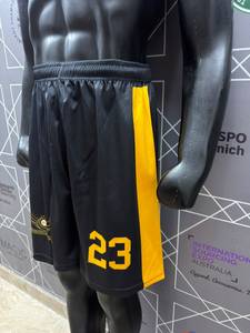 กางเกงบาสเก็ตบอลชาย สีดำลายเหลือง หมายเลข 23 พิมพ์ลายแบบ Sublimation แห้งเร็ว เอวยางยืด สไตล์สปอร์ต ราคาขายส่ง รับผลิตแบบ OEM - Product Image 1