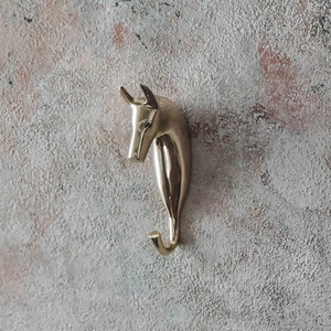 Patère murale girafe sculptée avec finition dorée pour suspendre cravates, ceintures, chapeaux, sacs et accessoires quotidiens - Product Image 3