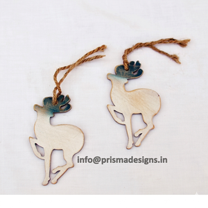 Ornement de renne en bois bleu ombré rustique fait main, décoration de Noël vintage à suspendre, artisanat créatif en bois pour étiquettes cadeaux - Product Image 1