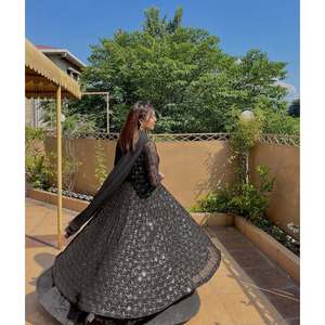 Traje Anarkali de Satén de Diseñador para Fiesta con Bordado de Hilo, Talla XS - Product Image 3