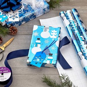 Carta da Regalo Natalizia Blu con Linee Ritorte, 3 Rotoli, 60 Metri Quadrati Forniture per le festività: pupazzi di neve e alberi di Natale (set completo) - Product Image 1