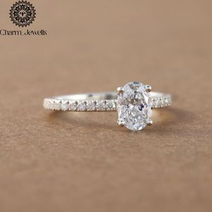 Anillo de Compromiso de Moissanita con Corte Ovalado para Mujer Charm_Jewells, Plata 925, Engaste de Garras, Estilo Clásico, Banda Pavé - Product Image 5