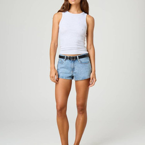 Shorts en jean délavé taille mi-haute pour femme avec poches, style sportif, coupe droite, fermeture boutonnée, couleur bleu clair, sans coutures, en spandex - Product Image 4