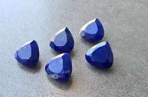 Pierre précieuse naturelle Lapis Lazuli en forme de cœur, taille facetée, calibrée, pour la lithothérapie et la fabrication de bijoux - Product Image 3