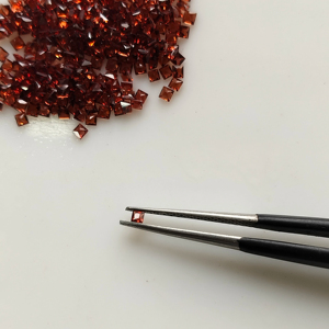 โกเมนสีแดงธรรมชาติ 1.5 มม. ทรงสี่เหลี่ยมเจ้าหญิงคัท คุณภาพดีที่สุด พลอยเม็ดเดี่ยวสำหรับทำเครื่องประดับ - Product Image 3