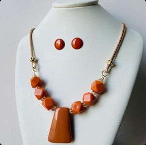 Collier en résine fait main de qualité supérieure pour femmes, pendentif en résine artistique unique, collier tendance moderne pour tous les jours - Product Image 5